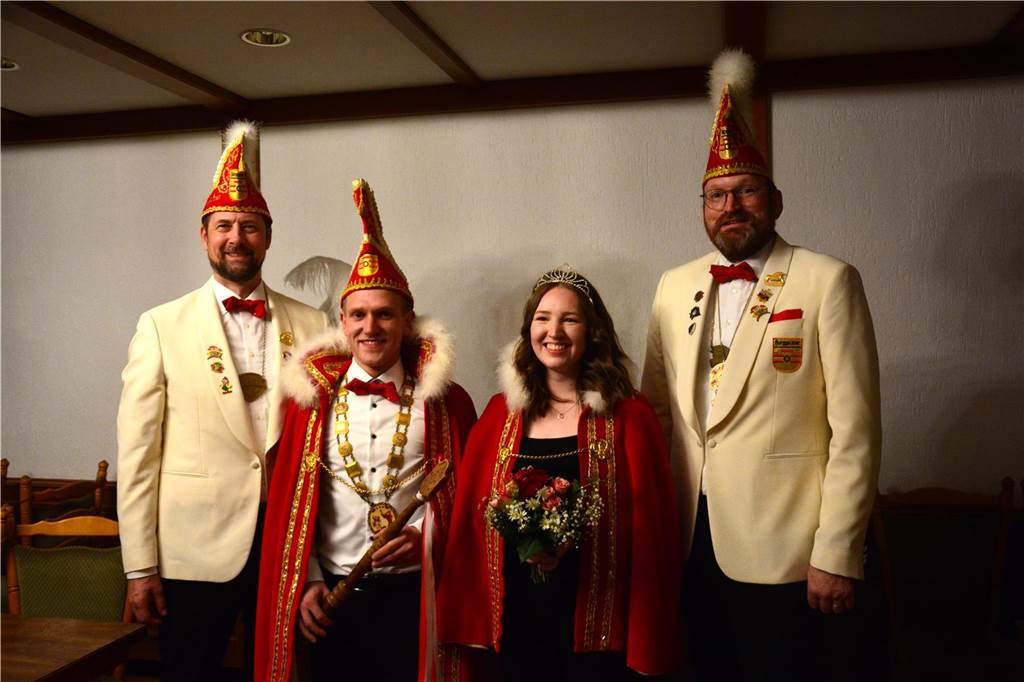 Bei "Karneval meets Comedy" haben die Ottensteiner Burggeister dem Publikum ihr neues Prinzenpaar vorgestellt und eine tolle Show abgeliefert.