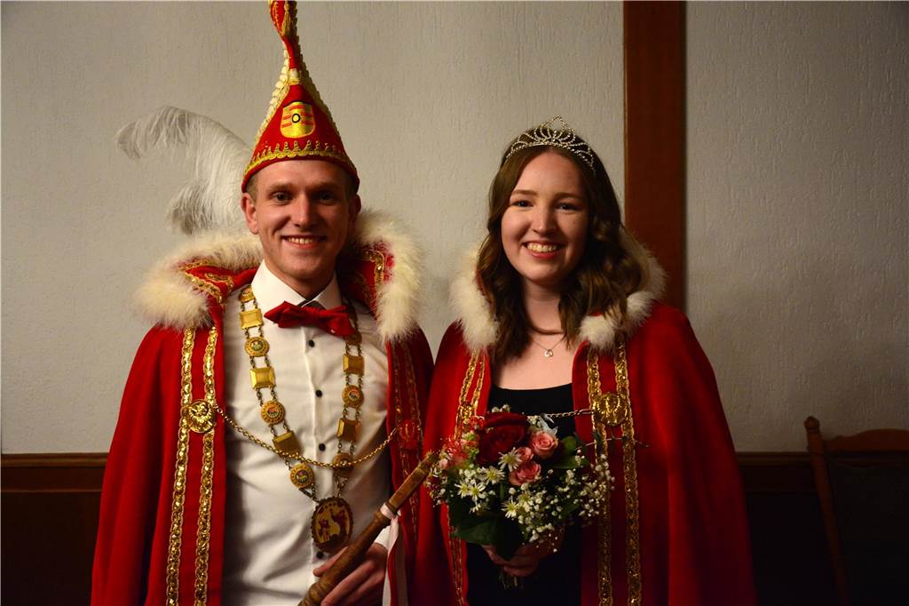 Bei "Karneval meets Comedy" haben die Ottensteiner Burggeister dem Publikum ihr neues Prinzenpaar vorgestellt und eine tolle Show abgeliefert.