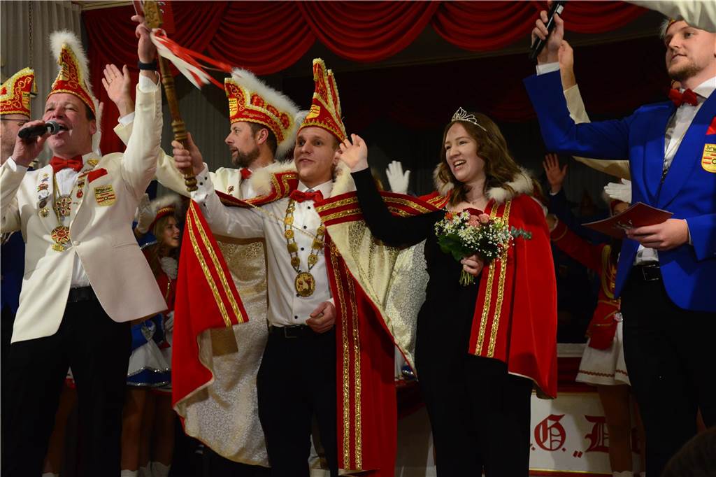 Bei "Karneval meets Comedy" haben die Ottensteiner Burggeister dem Publikum ihr neues Prinzenpaar vorgestellt und eine tolle Show abgeliefert.