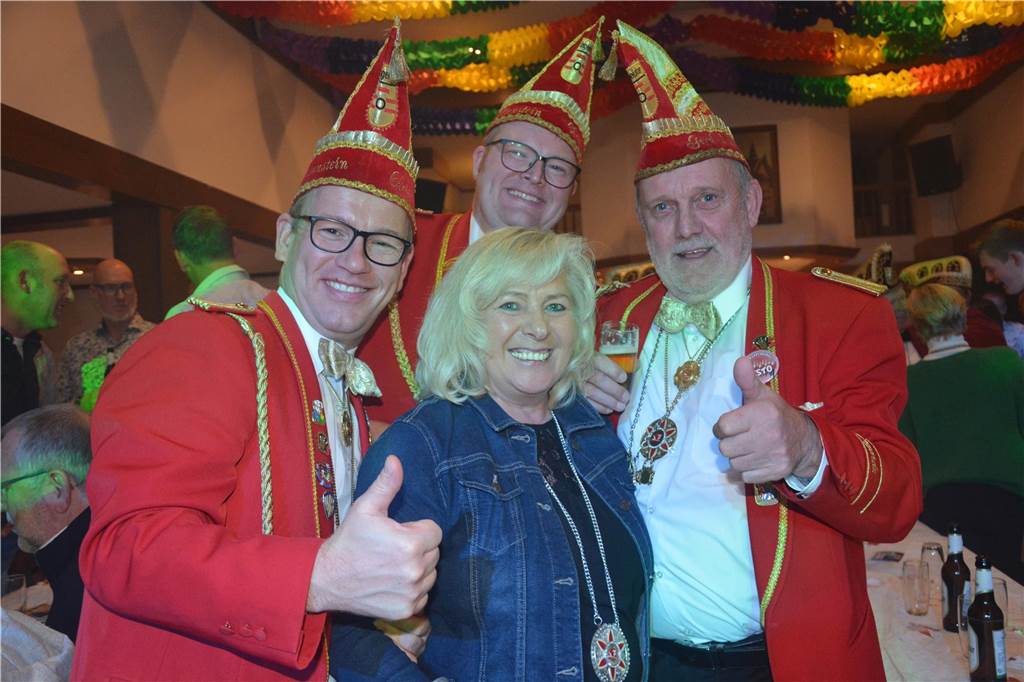 Bei "Karneval meets Comedy" haben die Ottensteiner Burggeister dem Publikum ihr neues Prinzenpaar vorgestellt und eine tolle Show abgeliefert.