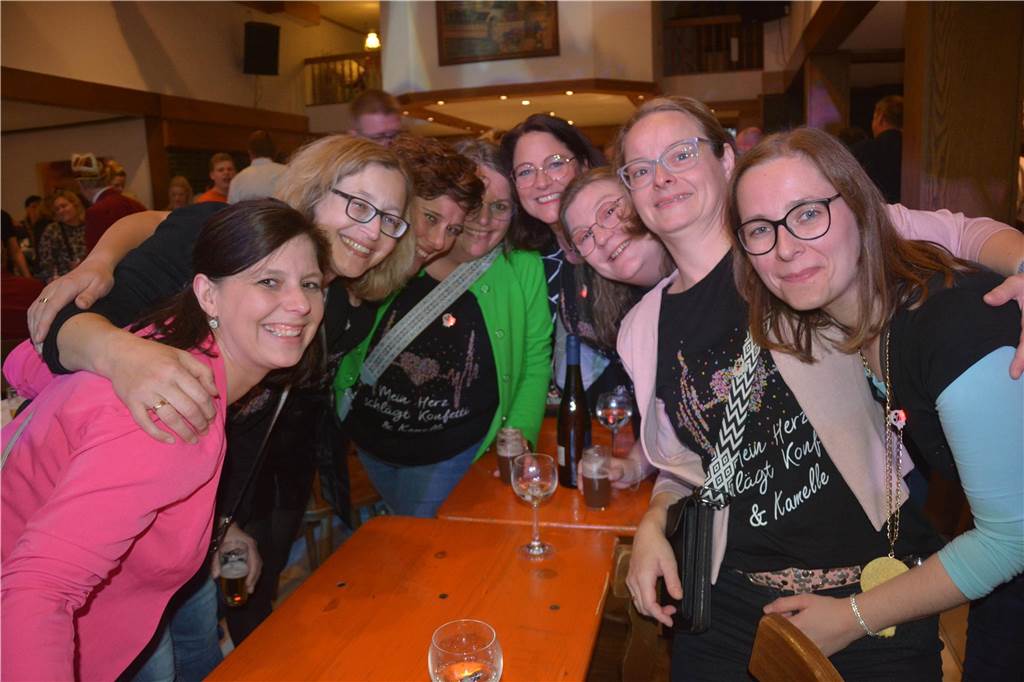 Bei "Karneval meets Comedy" haben die Ottensteiner Burggeister dem Publikum ihr neues Prinzenpaar vorgestellt und eine tolle Show abgeliefert.
