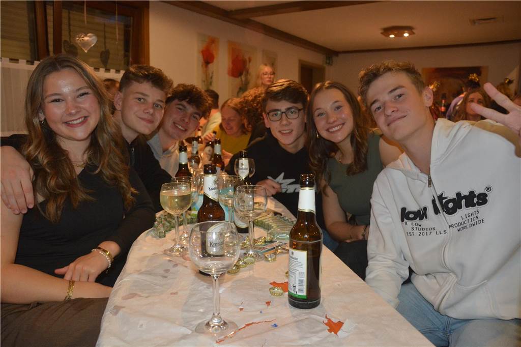 Bei "Karneval meets Comedy" haben die Ottensteiner Burggeister dem Publikum ihr neues Prinzenpaar vorgestellt und eine tolle Show abgeliefert.