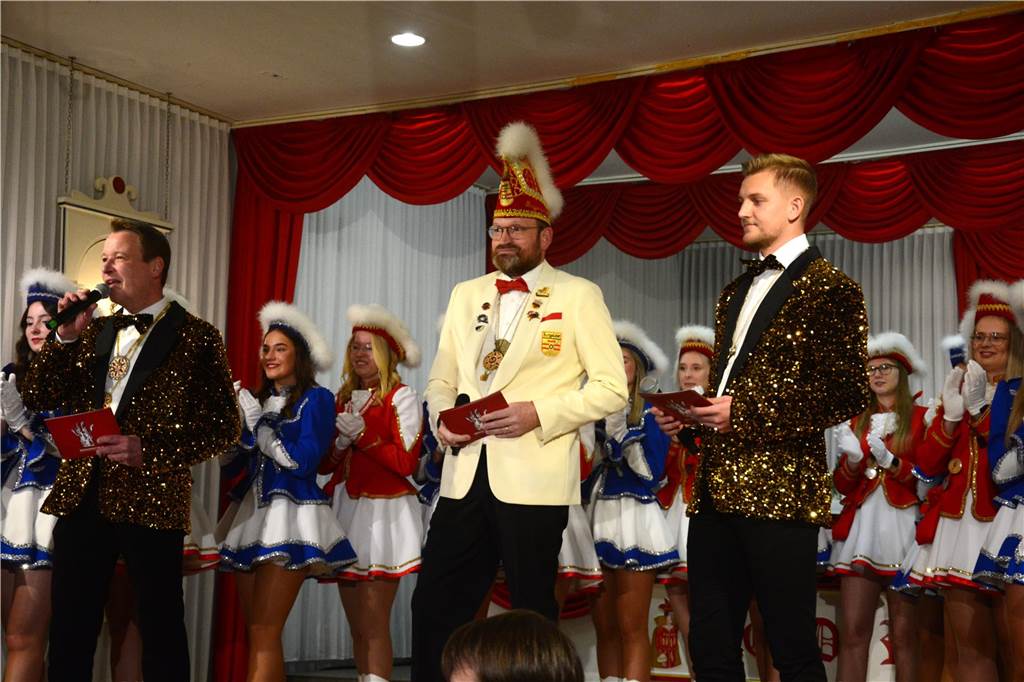 Bei "Karneval meets Comedy" haben die Ottensteiner Burggeister dem Publikum ihr neues Prinzenpaar vorgestellt und eine tolle Show abgeliefert.