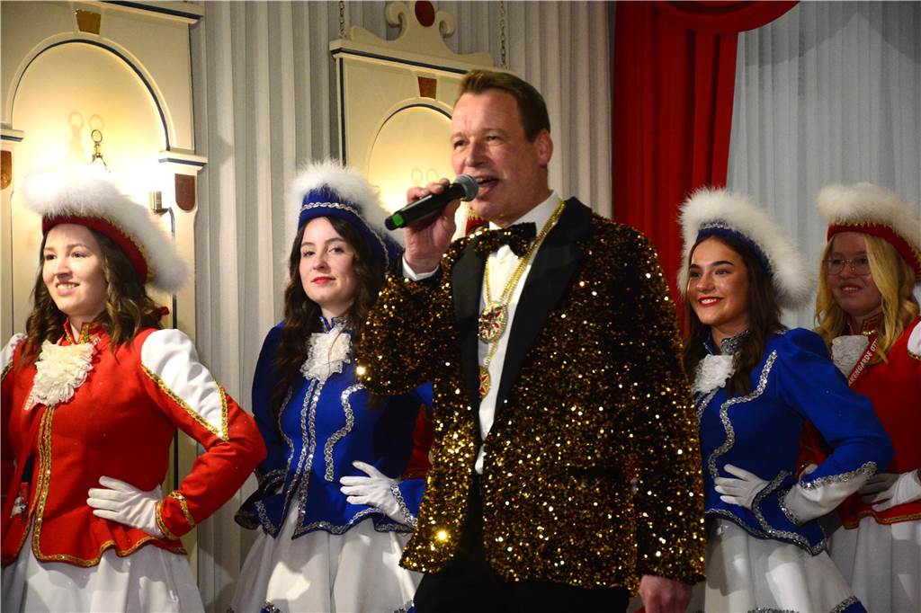 Bei "Karneval meets Comedy" haben die Ottensteiner Burggeister dem Publikum ihr neues Prinzenpaar vorgestellt und eine tolle Show abgeliefert.