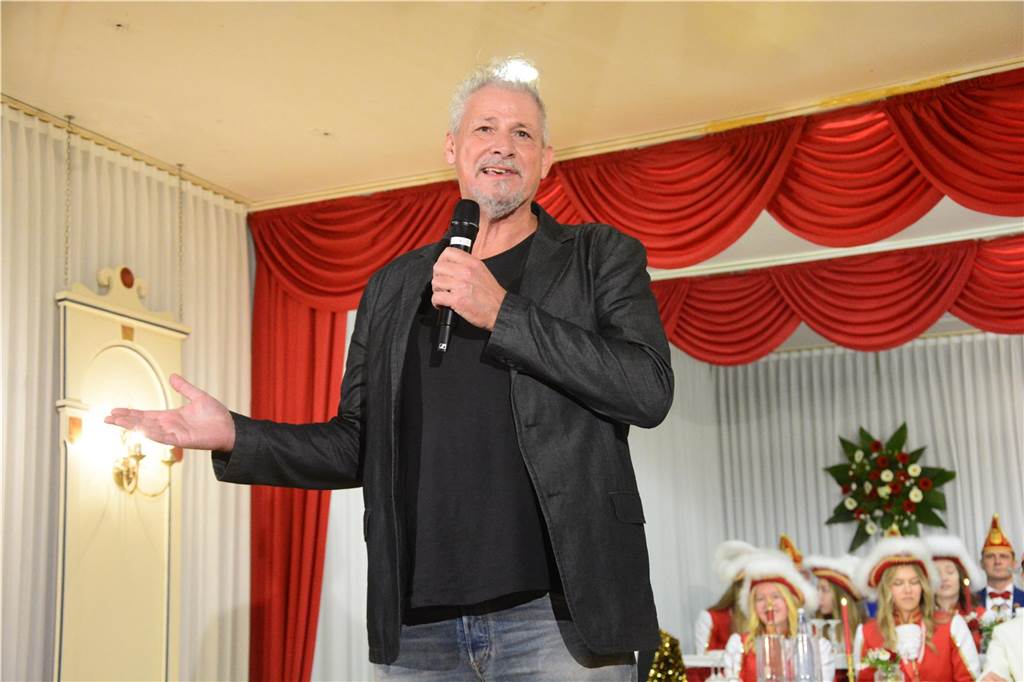 Bei "Karneval meets Comedy" haben die Ottensteiner Burggeister dem Publikum ihr neues Prinzenpaar vorgestellt und eine tolle Show abgeliefert.
