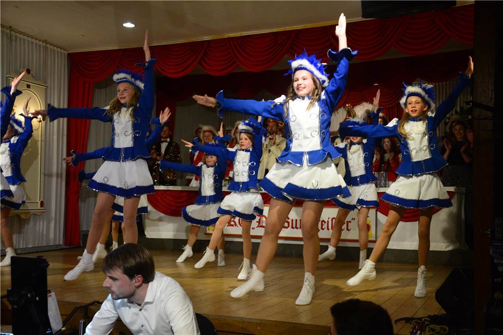 Bei "Karneval meets Comedy" haben die Ottensteiner Burggeister dem Publikum ihr neues Prinzenpaar vorgestellt und eine tolle Show abgeliefert.