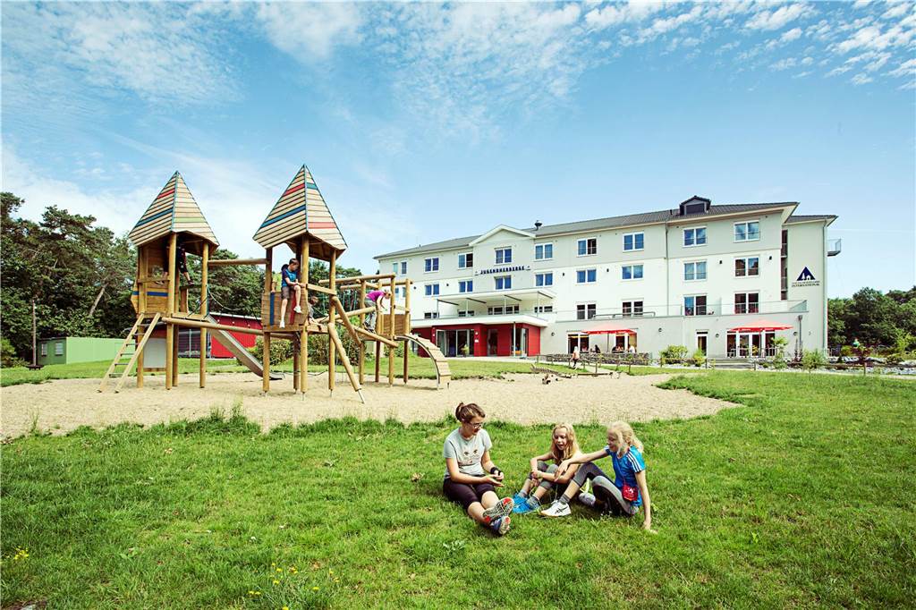 Jugendherberge Haltern: Rekord bei Klassenfahrten - Gästezahlen steigen Kinder spielen vor der Halterner Jugendherberge