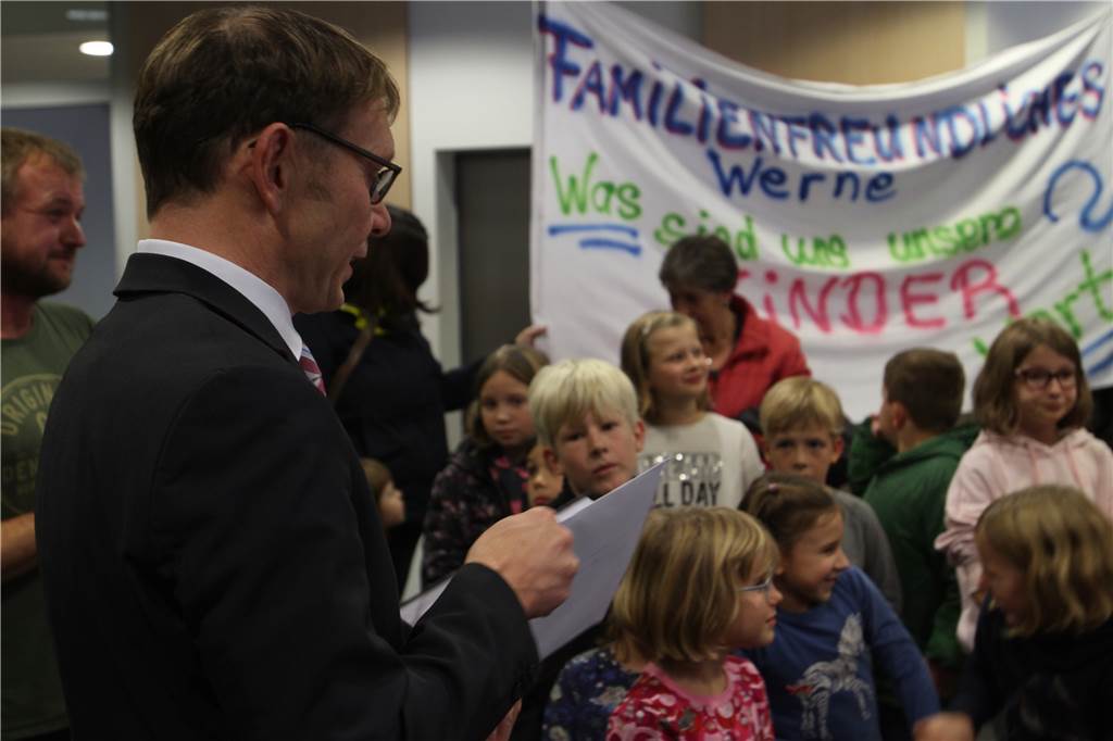 Bei Kontroversen, wie etwa die Schließung des Lehrschwimmbecken,s kann es schon mal hitzig in der Diskussion werden. Bedrohungen oder Ähnliches hat Bürgermeister Lothar Christ aber noch nicht erlebt.