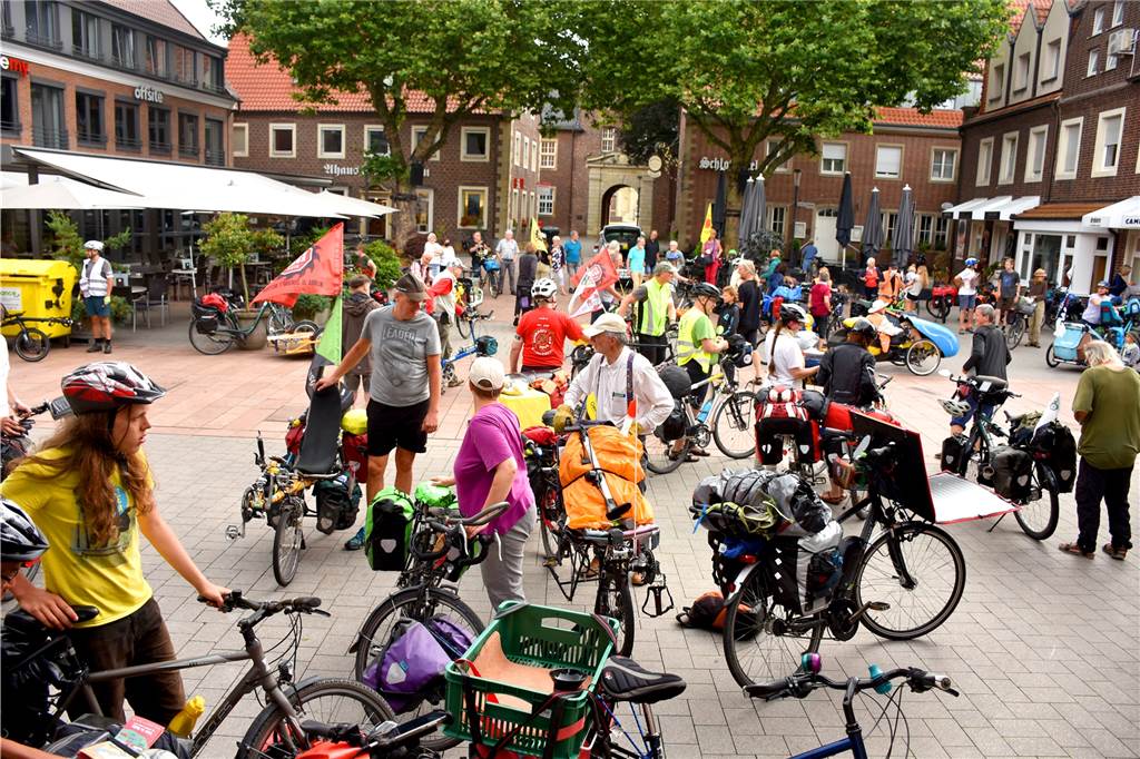 100 Radfahrer demonstrieren auch in Ahaus für den Verkehr der Zukunft Bei Kundgebungen vor dem Zwischenlager und auf dem Oldenkottplatz wollten die Teilnehmer der "Tour de Natur" und die BI "Kein Atommüll in Ahaus" auf ihre Ziele aufmerksam machen.