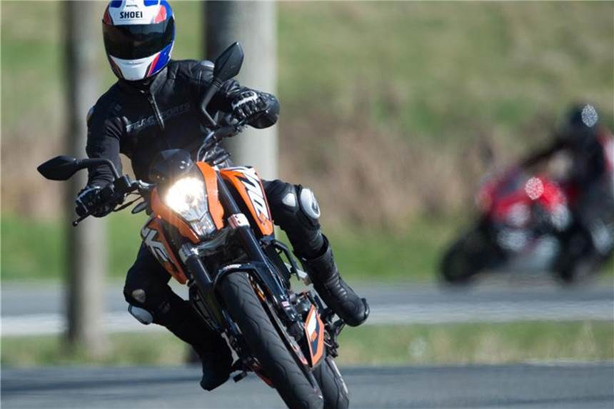 Lenkimpuls für Kurvenfahrt auf Motorrad trainieren Bei Kurvenfahrten drücken Biker am besten ein wenig am kurveninneren Lenkerende. Links drücken in Linkskurven und rechts drücken in Rechtskurven. Foto: Swen Pförtner