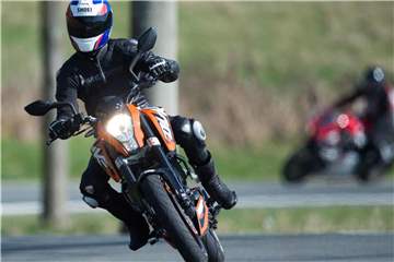 Bei Kurvenfahrten drücken Biker am besten ein wenig am kurveninneren Lenkerende. Links drücken in Linkskurven und rechts drücken in Rechtskurven. Foto: Swen Pförtner