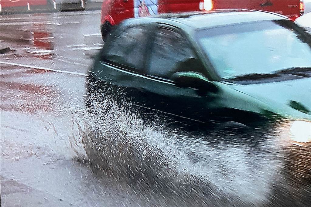 Anwohner ärgern sich: Runde Ecke wird bei Regen zur Seenplatte Bei längerem Regen bildet sich ein kleiner See an der Straßenkreuzung.