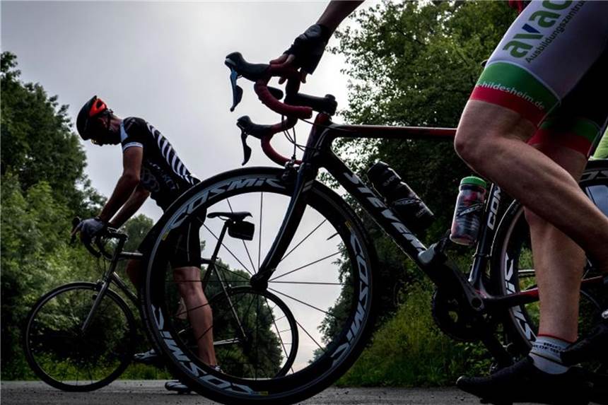 Bei langen Fahrten mit dem Rad, sollten Freizeitsportler regelmäßig trinken. Am besten geben sie auch zwei Prisen Salz in die Trinkflasche. Foto: Peter Steffen