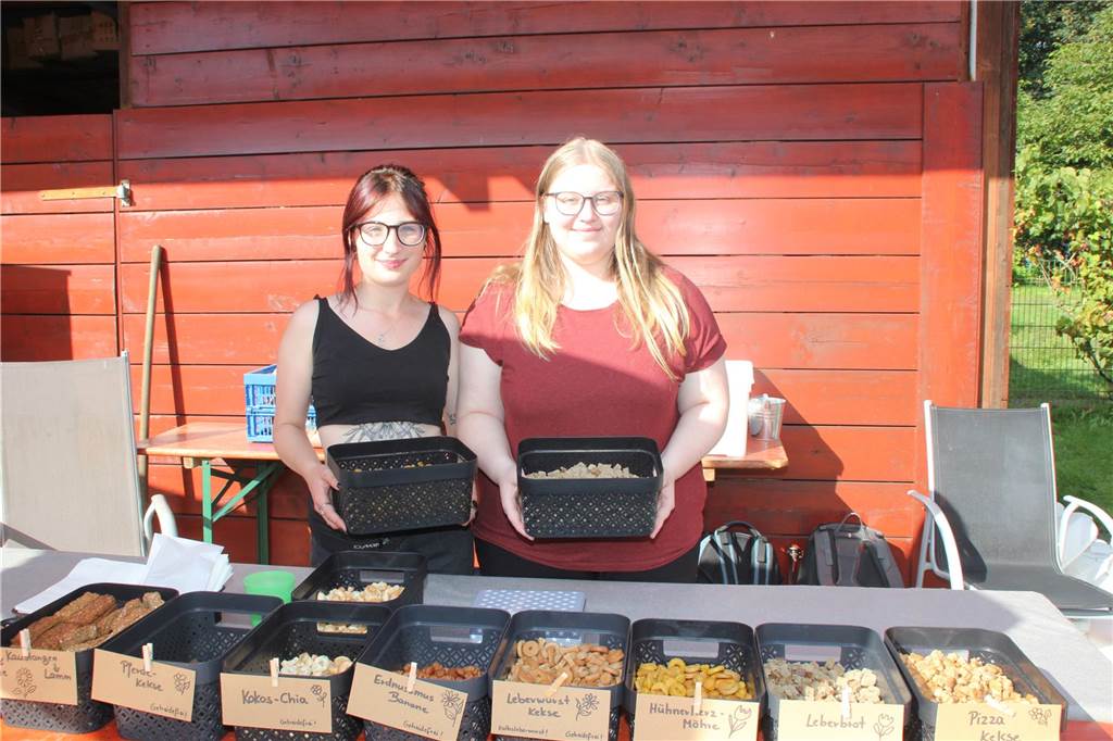 Bei Luca.Mae Lüdeking (l.) und Carolin Wenk gab es Hundefutter zu kaufen.