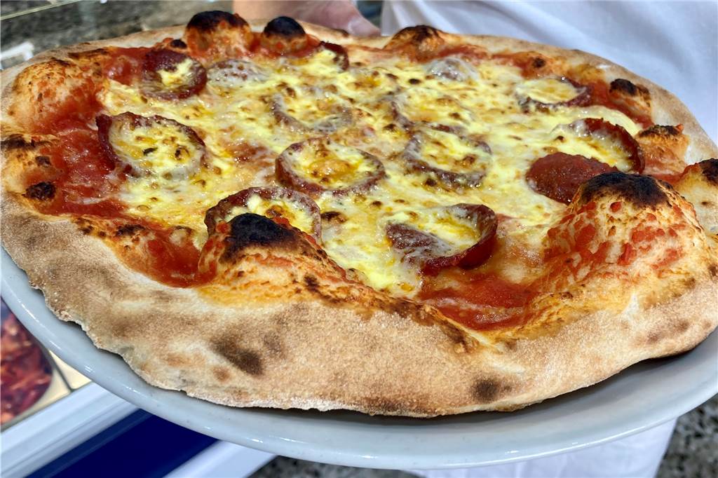 Beste Pizza in Castrop-Rauxel? Adolfo und Enrico Fossa werden gefeiert Bei Luciano, sagt der Betreiber Enrico Fossa, wird Mehl aus Neapel verwendet. Die Tradition der Familie hat sich bis nach Ickern erhalten.