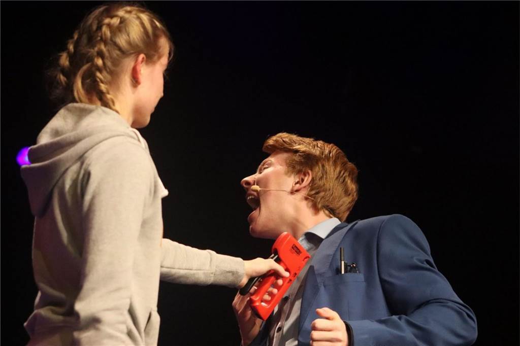 „Magie-Nerd“ will die Werner mit seinen Tricks „verzaubern“ Bei Magic Freddi wird es auch schon mal gefährlich, wenn der Industrietacker zum Einsatz kommt.