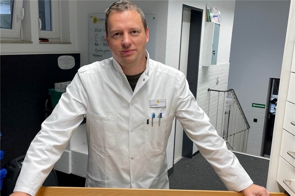 Medikamenten-Mangel in Apotheken: „Die Lage ist wirklich dramatisch!“ Apotheker Gerrit Nattler mit einer leeren Medikamenten-Schublade
