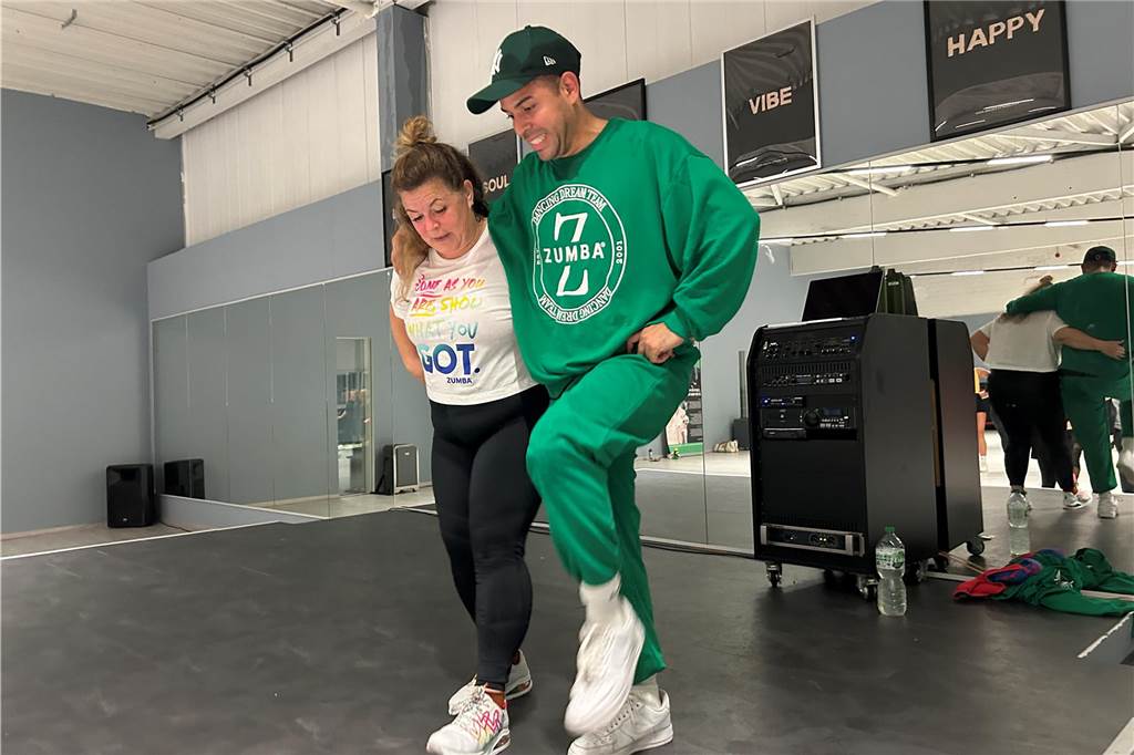 Alexander Lopez tanzt Zumba mit Mel B Alexander Lopez und Ramona Mruck tanzen zusammen.