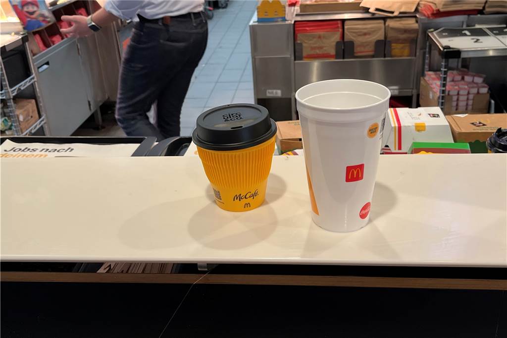 Mehrweg-Pflicht: Verpackungs-Wahl nicht überall in Werne möglich Bei McDonald´s gibt es verschiedene Mehrwegbecher für Getränke und Eis.