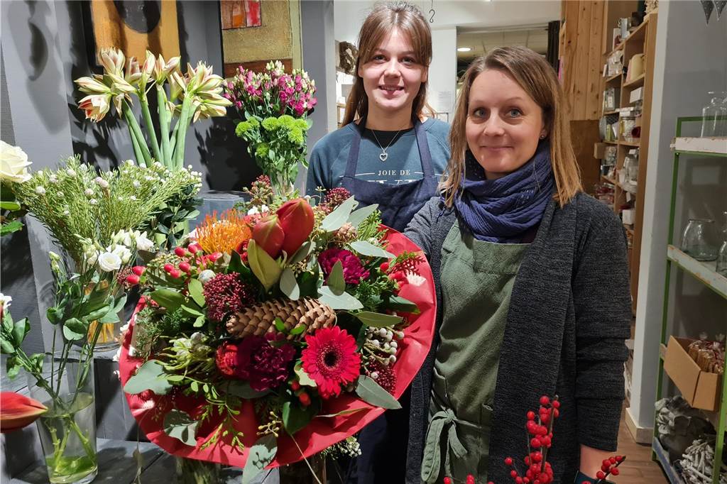 Weihnachtsgeschäft: Gezieltes Kaufen statt gemütliches Bummeln Bei Meisterfloristik Stegemann zeigen die Mitarbeiterinnen Lena Mertmann (l.) und Carina Mika (r.) einen weihnachtlichen Blumenstrauß.