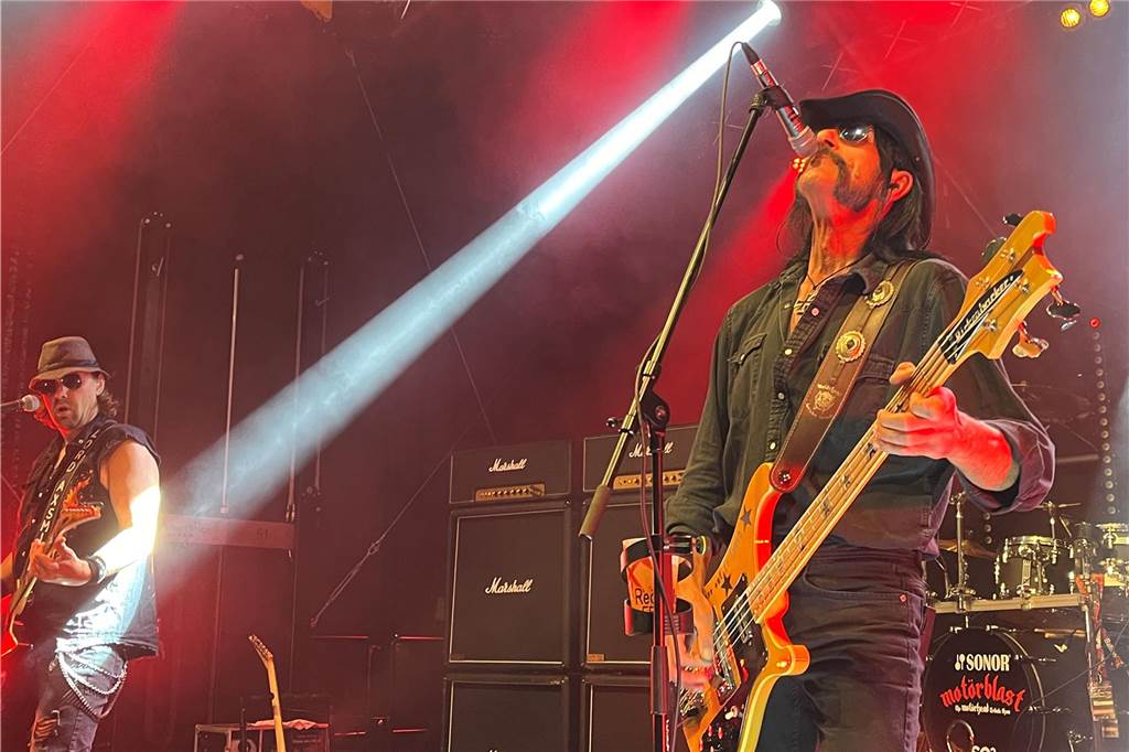 Hunderte feierten abwechslungsreiche Bands beim Red Balloon Festival Bei "Motörblast" musste man schon zweimal hinschauen und -hören, ob es sich nicht um die großen Vorbilder "Motörhead" handelte.