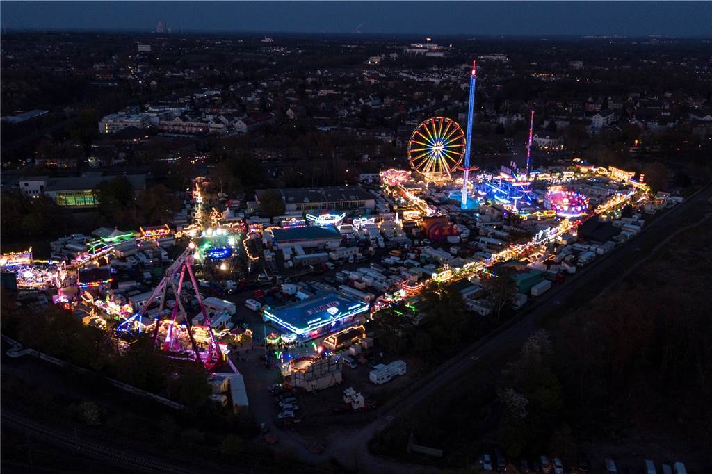 Countdown läuft: Palmkirmes Recklinghausen findet endlich wieder statt Bei Nacht übt die Palmkirmes einen besonderen Reiz aus. Nach zwei Jahren Corona-Pausen erwarten die Rummelgäste 23 Fahrgeschäfte, zwölf Kinder-Karussells und 71 „Fressbuden“.