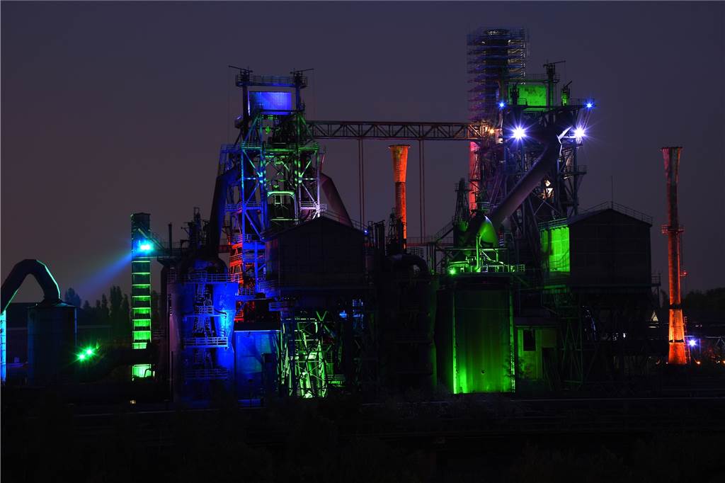 Landschaftspark Nord in Duisburg: Abenteuerspielplatz und Lost Place Bei Nacht zeigt sich der LaPaDu durch die Lichtinstallation von Jonathan Park noch einmal mit einem ganz anderen, bunten Gesicht.