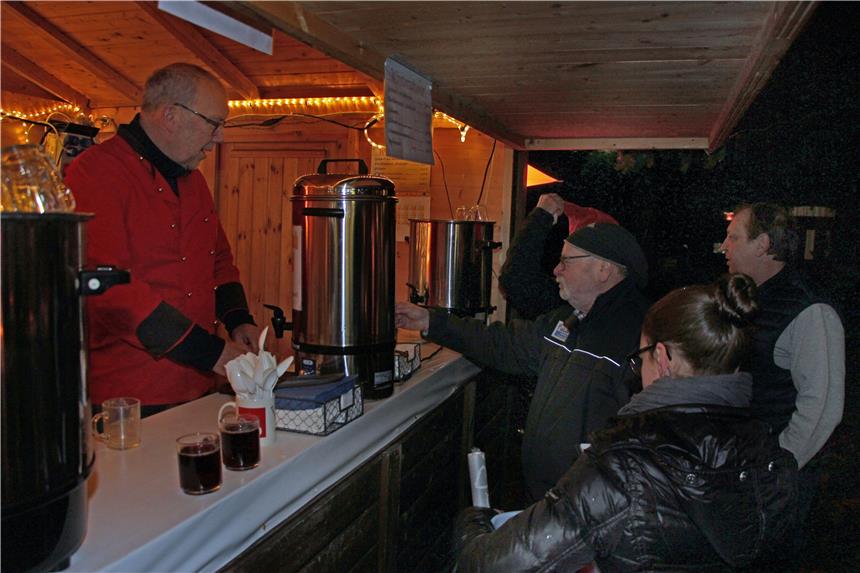SPD-Winterzauber eröffnet die Weihnachtsmarkt-Saison Werne Bei nieselig-kaltem Wetter am Donnerstag schmeckte der heiße Glühwein oder Kinderpunsch besonders gut.