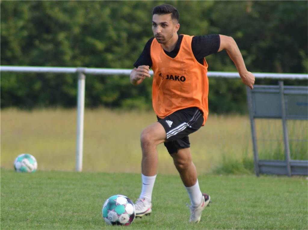 TuS Haltern: Ein Bruder feiert sein Debüt, einer spielt länger als er sollte Bei Noah Schulz, hier beim Training des TuS Haltern am See, mussten die Verantwortlichen um Trainer Timo Ostdorf zuletzt voll ins Risiko gehen.