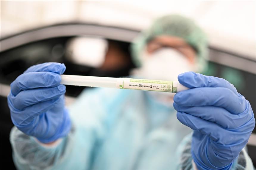 Bei Patienten mit Verdacht auf das Coronavirus wird ein Rachenabstrich gemacht. Eine Person in Schwerte wurde jetzt positiv getestet.