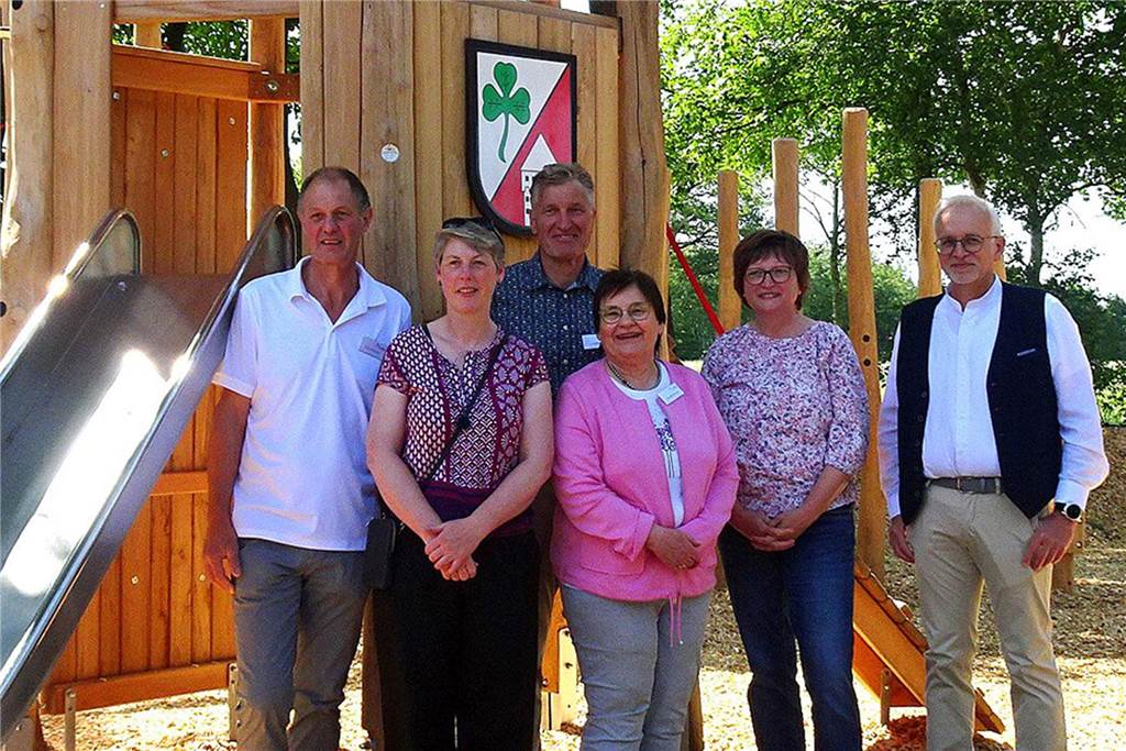Bei perfekten Bedingungen konnte der Parcours der Allgemeinheit übergeben werden (v.l.): Dr. Ernst Schüren (Bürgerstiftung), Martina Althues (Bezirksregierung), Hubert Epping (Bürgerstiftung), Doris Bennemann (Kuratoriumsvorsitzende), Mechthild Rabbe (Bezirksregierung), Bürgermeister Werner Stödtke.