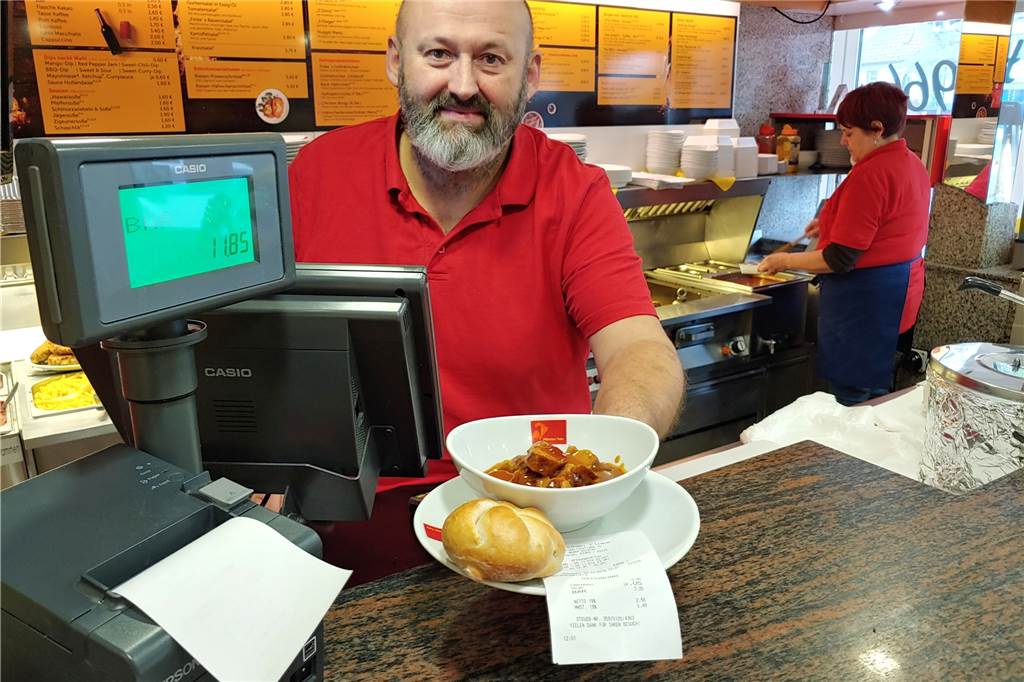 Bald darf die Currywurst nicht mehr auf Plastikgeschirr liegen Bei Peter Finke vor Ort gibt es Porzellan. Für den Außer-Haus-Verkauf hat er bereits viele Plastik-Artikel ausgetauscht gegen nachwachsende Rohstoffe. Die sind allerdings teurer.