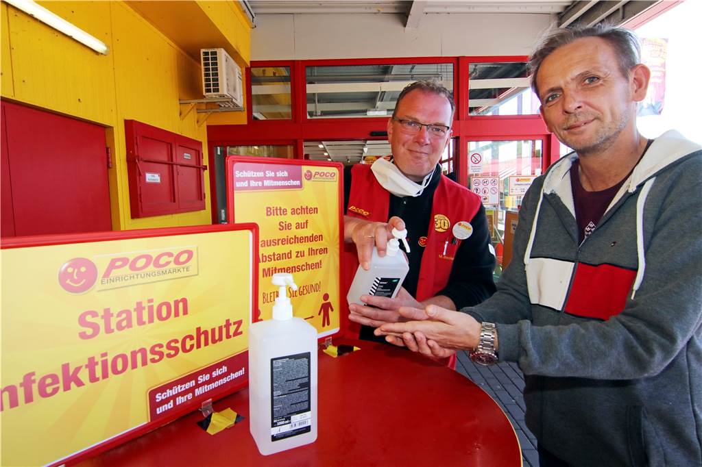 Zum Möbelkauf gibt‘s einen Gratis-Mundschutz per Pinzette gereicht Bei Pocco in der Nordstadt hat man sich einiges einfallen lassen, unter anderem ein neues Eingangssystem. Vor dem Betreten des Geschäfts bekommen die Kunden Desinfektionsmittel auf die Hände gesprüht.