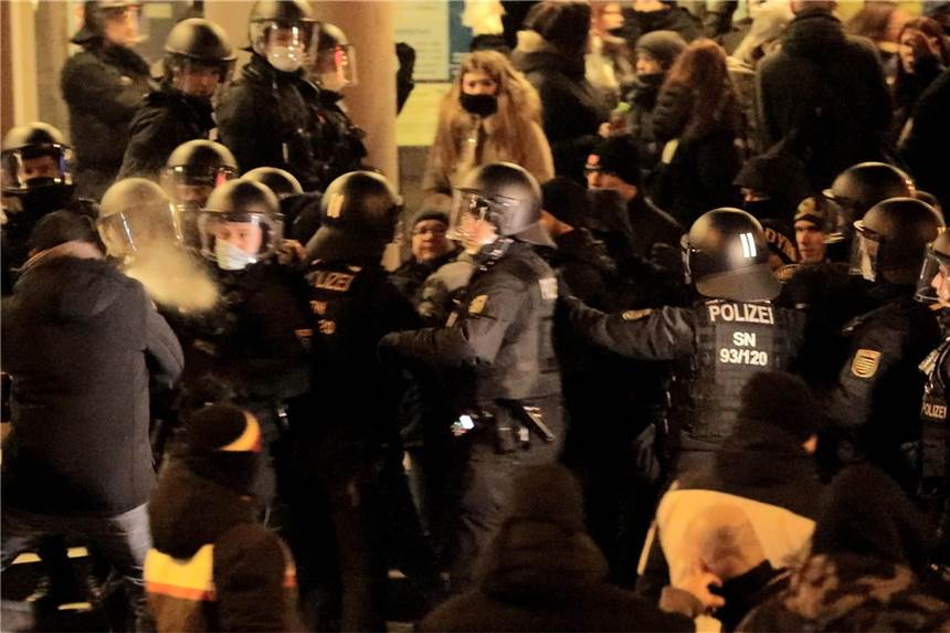 Kein Ende in Sicht: die Corona-Proteste einer radikalen Minderheit Bei Protesten gegen Corona-Maßnahmen ist es in Bautzen zu Ausschreitungen gekommen.