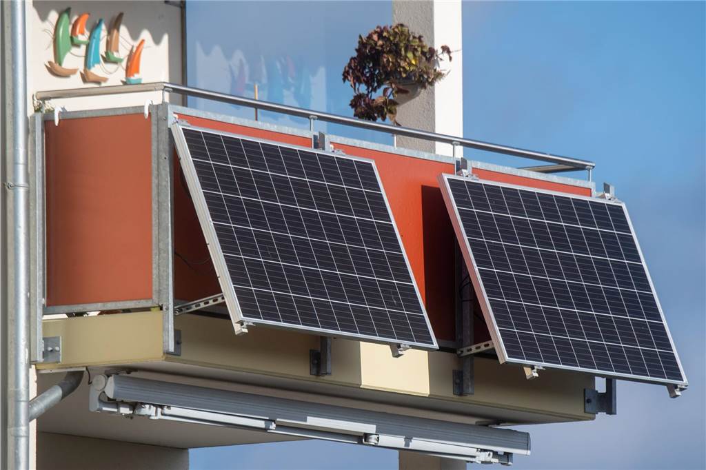 Kreis Coesfeld bildet Berater für Solarenergie aus Solarmodule für ein sogenanntes Balkonkraftwerk hängen an einem Balkon.