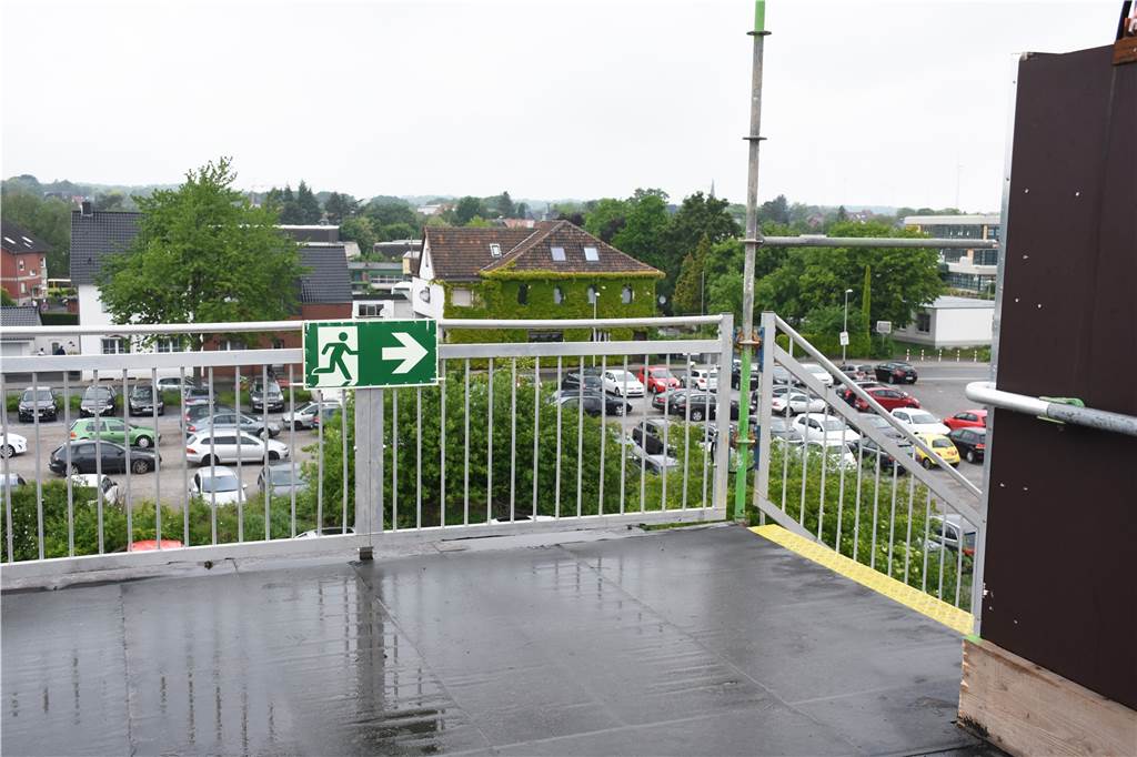 Glätte und Sturz auf Behelfsbrücke am Bahnhof - trotz Frost wurde nicht gestreut Bei Regen bilden sich Pfützen auf dem unebenen Belag. Die Bahn will hier nachbessern.