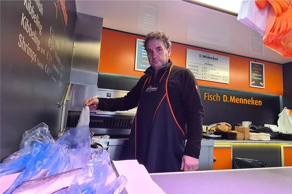 Wochenmarkt: Verheißungsvoller Auftakt macht Hoffnung für Zukunft Bei Roland Menneken wird der Backfisch/Kibbeling immer frisch gemacht. Vorbraten kommt für den Marktbeschicker nicht infrage.