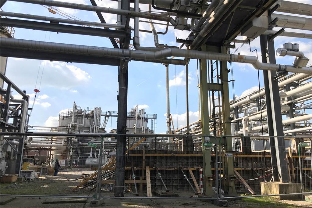 Corona-Krise: Chemiewerk Rütgers ordert Tausende Atem-Masken für NRW Bei Rütgers in Rauxel werden täglich Atemmasken und bei Reparaturen an den Leitungen auch Schutzanzüge verbraucht. Bei den Atemmasken hat man nun das System umgestellt, damit man die FFP2- und FFP3-Masken an Krankenhäuser abgeben kann.