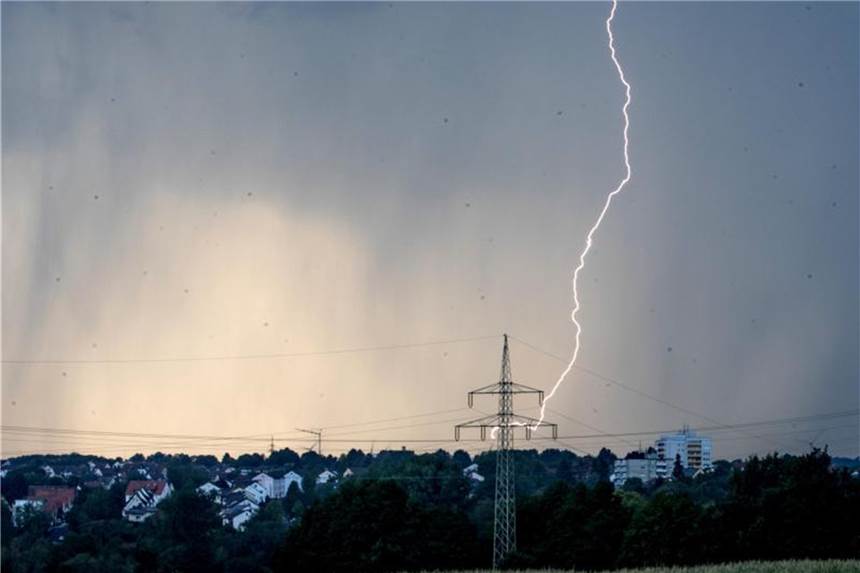 Schäden nach Gewittern erstmal nur vorsorglich reparieren Bei Schäden durch ein Gewitter sollten Betroffene schnellstmöglich die Versicherung informieren und die Zerstörungen dokumentieren. Foto: Frank Rumpenhorst