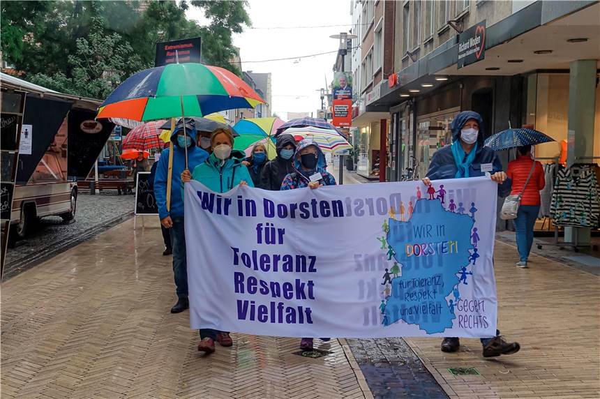 Bündnis gegen Rechts setzt ein lautstarkes Zeichen Bei schaurigem Wetter trotzte das Bündnis gegen Rechts allen Widerständen und zog durch die Innnenstadt.