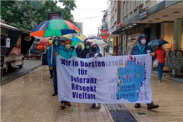 Bei schaurigem Wetter trotzte das Bündnis gegen Rechts allen Widerständen und zog durch die Innnenstadt.