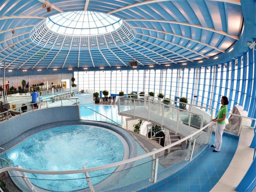 Wintersport im Thüringer Wald genießen Bei schlechtem Wetter ist das Wellnessbad H2Oberhof eine Alternative zur Piste. Foto: Martin Schutt