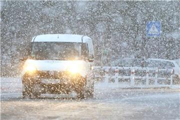 Bei Schneegestöber ist eine defensive Fahrweise wichtig, um sicher ans Ziel zu kommen. Foto: Holger Hollemann/dpa