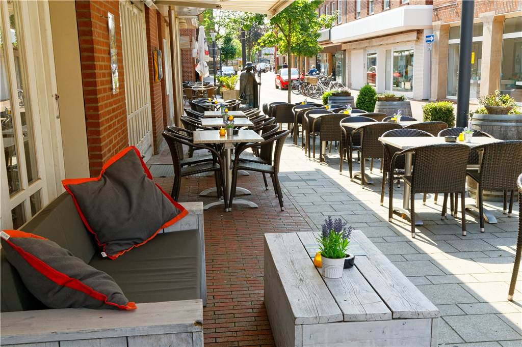 Bei schönem Wetter lädt der Außenbereich des Restaurants zum Verweilen ein.