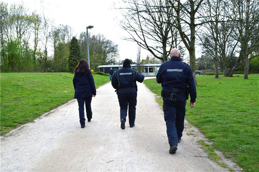 Coronavirus: Ordnungsamt Bottrop verhängt über 100 Bußgelder Bei schönem Wetter und am Wochenende haben die Mitarbeiter des Ordnungsamts am meisten zu tun.