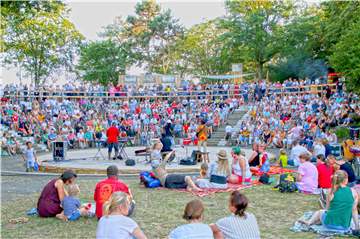 Bei schönem Wetter waren in diesem Jahr die Kulturveranstaltungen im Bürgerpark Maria Lindenhof gut besucht. Nun wird an einer „Dach-Lösung" für die Tage gesucht, an denen es regnet.