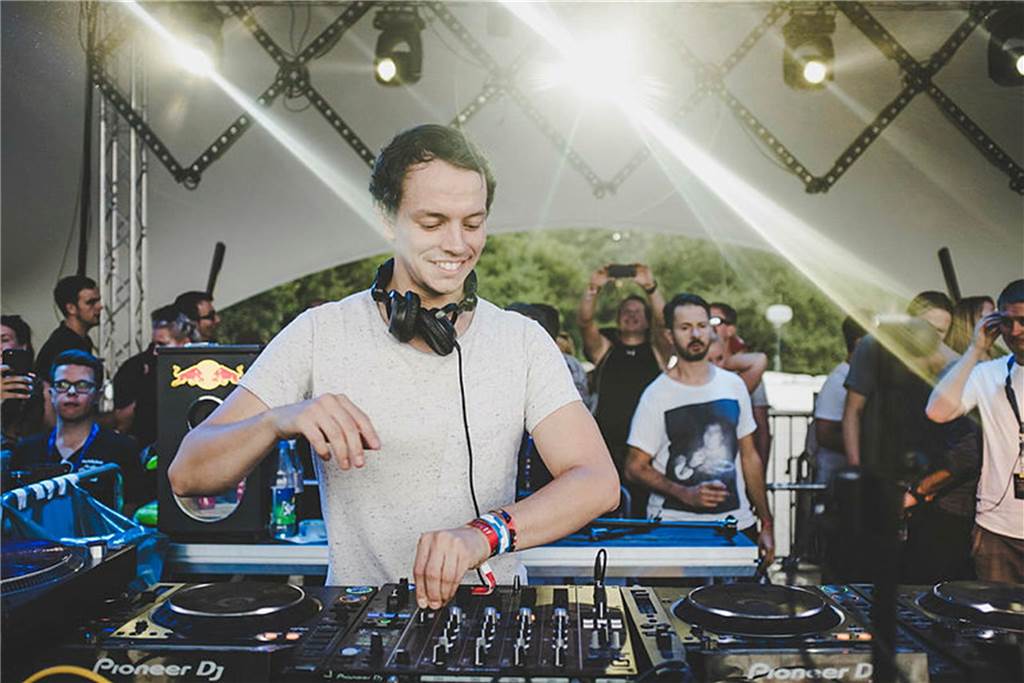 Star-DJ Alle Farben in Haltern „Ich lebe für die Bühne“ DJ Alle Farben steht beim Sunset Beach Festival in Haltern am Mischpult