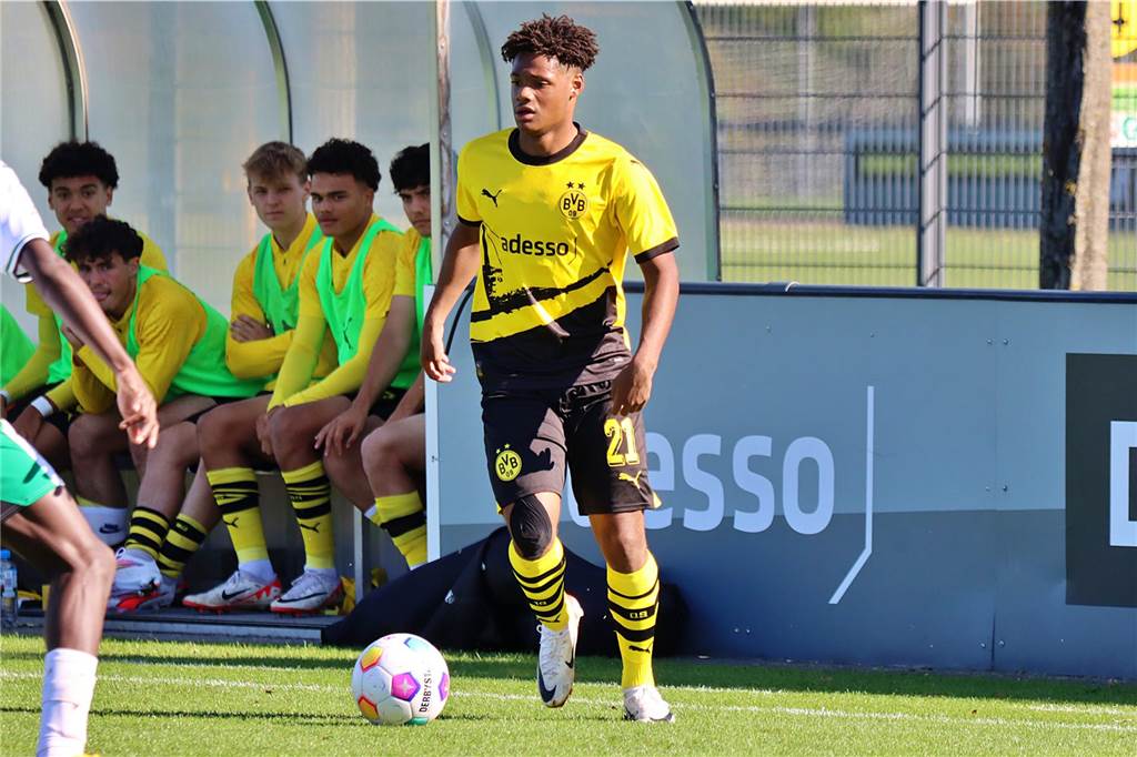 Julien Duranville führt den Ball.