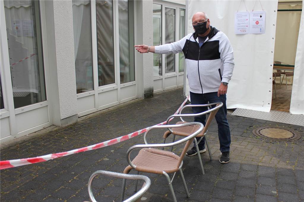 Wiedersehensfreude am Muttertag: Besucher zurück in Seniorenheimen Bei seinem letzten Besuch am Freitag hatte Michael Wieczorek noch hinter dem Flatterband sitzen müssen. Mit seiner Mutter sprach er durch ein offenes Fenster.