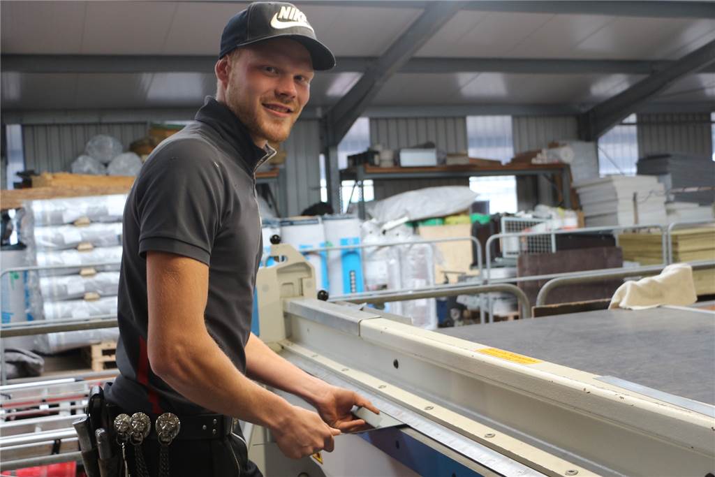 Patrick Rennar zählt zu den besten Azubis seines Fachs – das Finale folgt noch Bei seiner zweiten Ausbildung zum Dachdecker konnte der Südlohner auf den Erfahrungsschatz der ersten Lehre zum Tischler zurückgreifen.